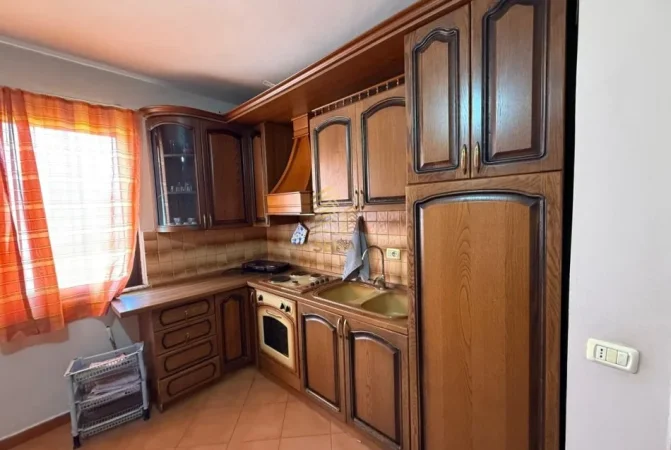 Tirane, jepet me qera apartament 1+1+Aneks+Ballkon Kati 5, 100 m² 400 € (Laprake, prane Kupoles)