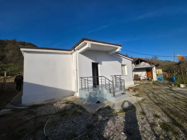 Tirane, shes shtepi 1+1 Kati 0, 100 m² 73.000 € (Ndroq)