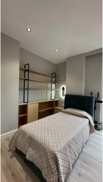 Tirane, jepet me qera apartament 2+1 Kati 4, 120 m² 900 € (pazari i ri)