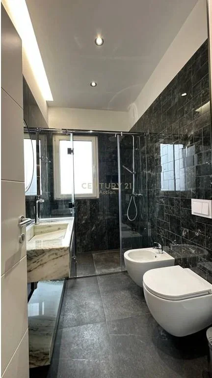 Tirane, jepet me qera apartament 2+1 Kati 4, 120 m² 900 € (pazari i ri)