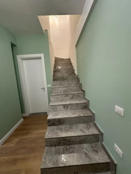 Tirane, jepet me qera apartament duplex 3+1+Aneks+Ballkon Kati 5, 150 m² (Rr Sina)