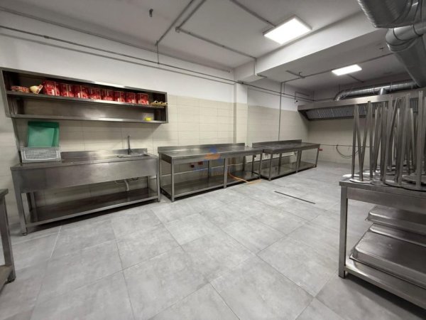 Tirane, jepet me qera magazine Kati 0, 1.200 m² 6.000 € 