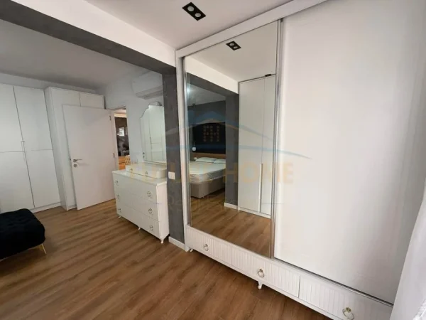 Tirane, jepet me qera apartament 2+1+2, Kati 5, 136 m² 1.000 € (21 Dhjetori)