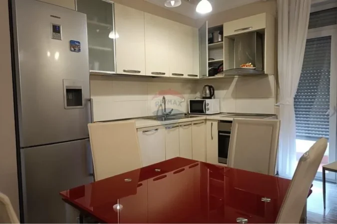 Tirane, jepet me qera apartament 2+1+Ballkon Kati 2, 81 m² 750 € (Rruga e Kavajes)