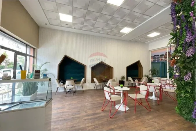 Vlore, shitet bar-kafe Kati 0, 210 m² (Rruga Dush Strati, pranë Zjarrfikëses)