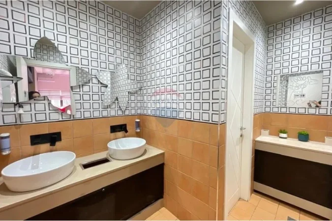 Vlore, shitet bar-kafe Kati 0, 210 m² (Rruga Dush Strati, pranë Zjarrfikëses)