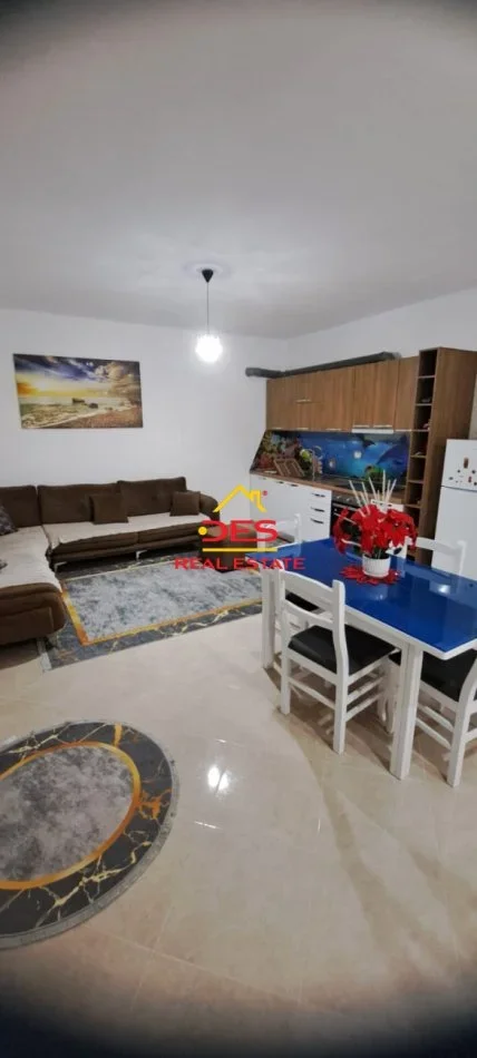 Vlore, jepet me qera apartament 1+1+Ballkon Kati 8, 70 m² 400 € (Lungomare)