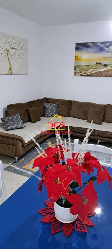 Vlore, jepet me qera apartament 1+1+Ballkon Kati 8, 70 m² 400 € (Lungomare)
