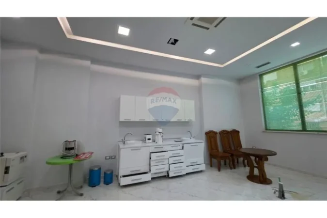 Vlore, shitet ambjent biznesi , 165 m² 350.000 € (Rruga Hajredin Haxhiraj, pranë Gjimnazit “Ali Demi”)