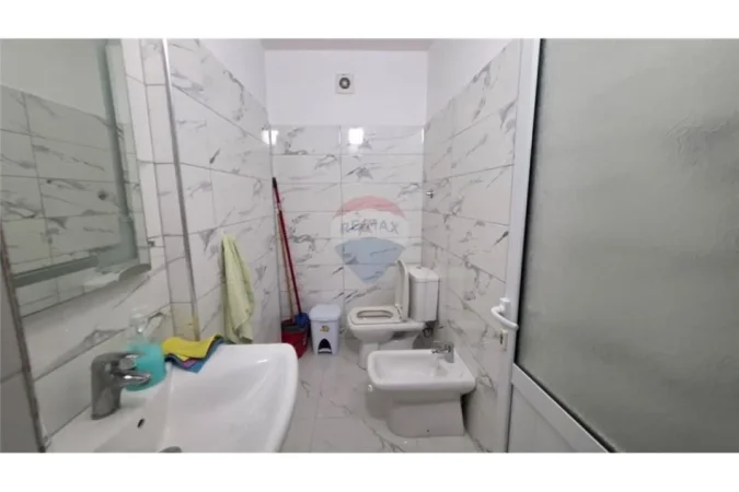 Vlore, shitet ambjent biznesi , 165 m² 350.000 € (Rruga Hajredin Haxhiraj, pranë Gjimnazit “Ali Demi”)
