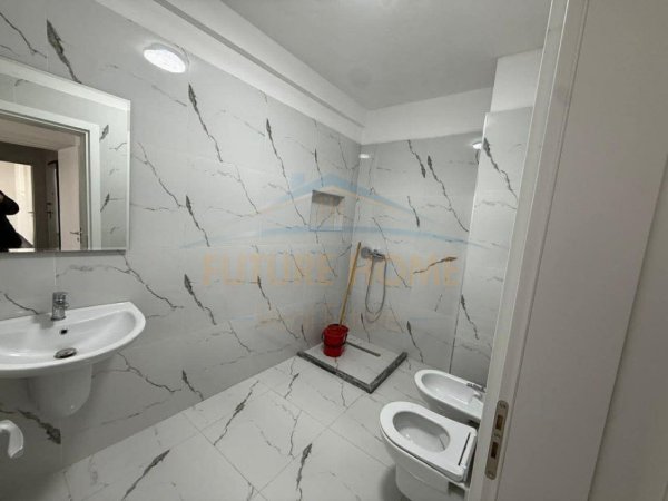 Tirane, jepet me qera 2+1 Kati 4, 850 € (zogu zi)