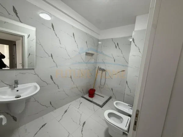 Tirane, jepet me qera 2+1 Kati 4, 850 € (zogu zi)