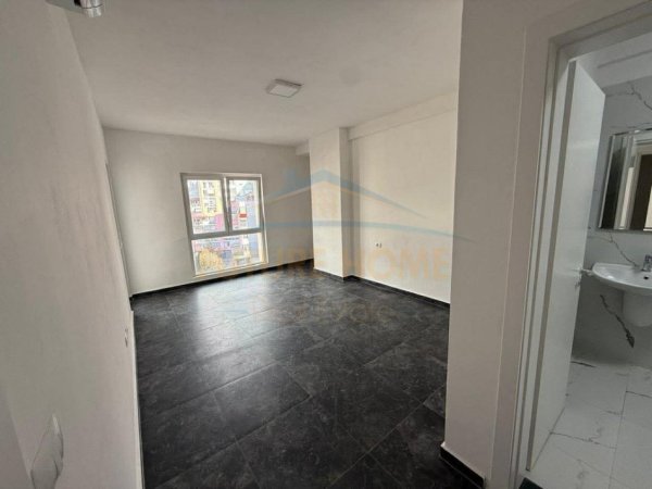 Tirane, jepet me qera 2+1 Kati 4, 850 € (zogu zi)