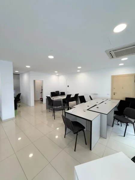 Tirane, jepet me qera zyre , 187 m² 