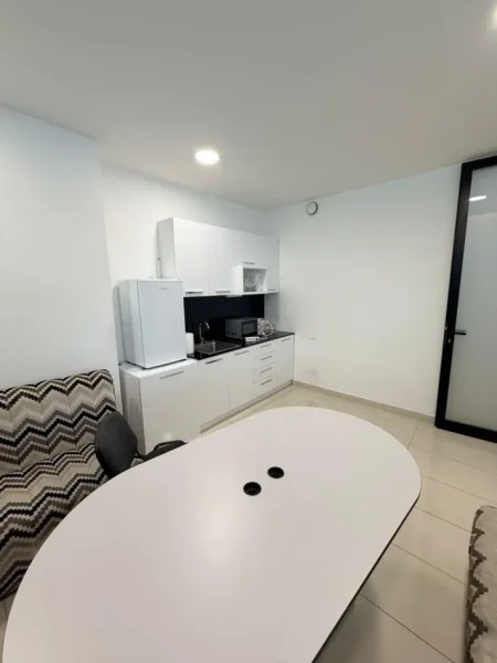 Tirane, jepet me qera zyre , 187 m² 