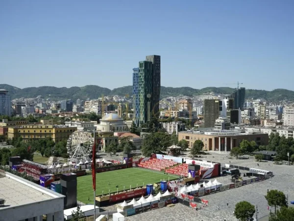 Tirane, jepet me qera 2+1 , 72 m² 950 € (Qender)