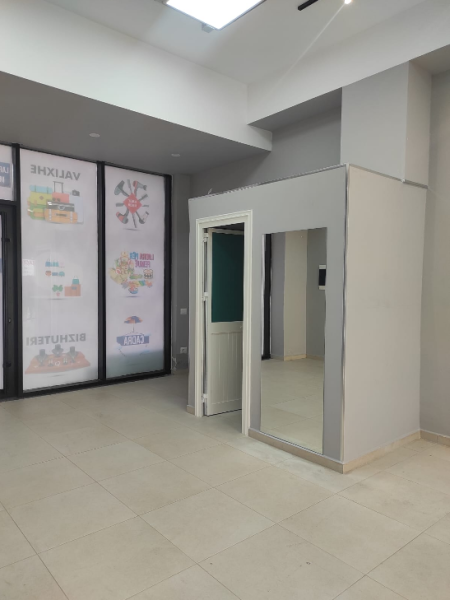 Tirane, jepet me qera dyqan Kati 0, 64 m² 800 € (Kamez)