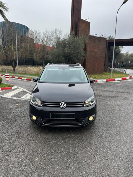 Tirane, shes makine TOURAN 2.0 TDI Nafte, e zeze automatik Klima 200.000 km