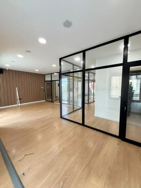 Tirane, jepet me qera zyre Kati 5, 180 m² 3.000 € (Kompleksi Delijorgji)