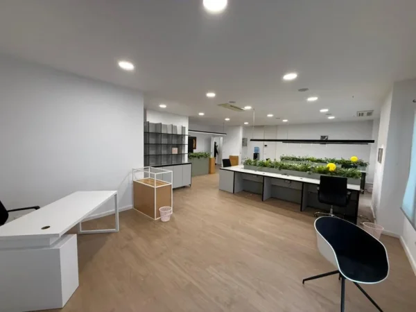 Tirane, jepet me qera zyre Kati 5, 180 m² 3.000 € (Kompleksi Delijorgji)