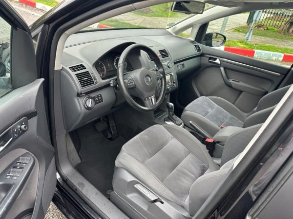 Tirane, shes makine TOURAN 2.0 TDI Nafte, e zeze automatik Klima 200.000 km