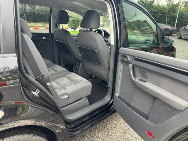 Tirane, shes makine TOURAN 2.0 TDI Nafte, e zeze automatik Klima 200.000 km