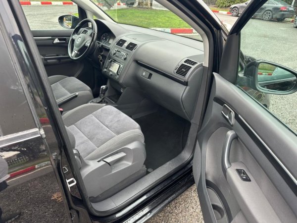 Tirane, shes makine TOURAN 2.0 TDI Nafte, e zeze automatik Klima 200.000 km