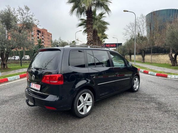 Tirane, shes makine TOURAN 2.0 TDI Nafte, e zeze automatik Klima 200.000 km