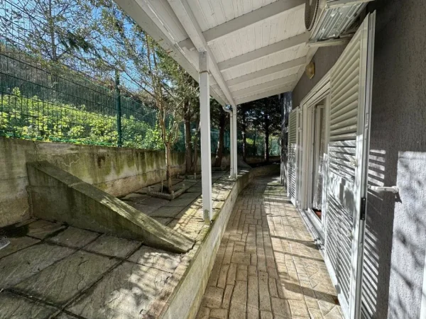 Tirane, jepet me qera 2+1+Ballkon Kati 1, 60 m² 750 € (buzë Liqenit të Thatë)