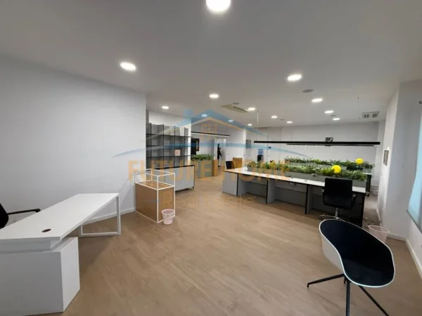 Tirane, jepet me qera zyre Kati 6, 180 m² 3.100 € (BULEVARDI GJERGJ FISHTA)