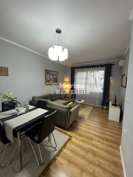 Tirane, jepet me qera apartament 2+1 Kati 3, 70 m² 700 € (Selvia)