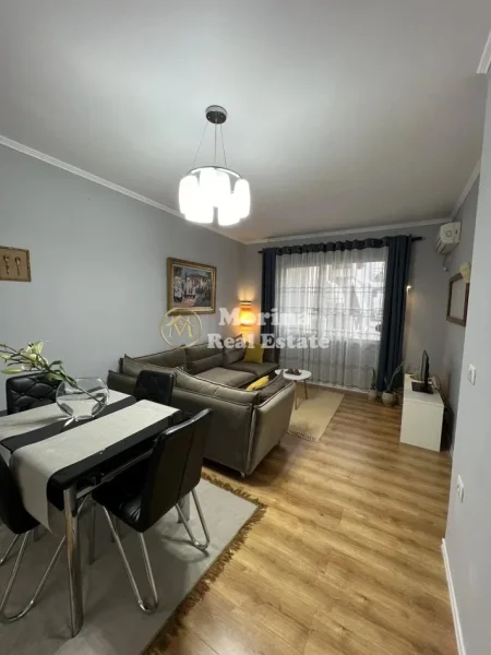 Tirane, jepet me qera apartament 2+1 Kati 3, 70 m² 700 € (Selvia)
