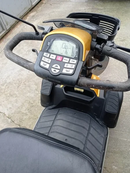 Tirane, shes motor Victory XL 140 , e verdhë 5.000 km 1.500 €