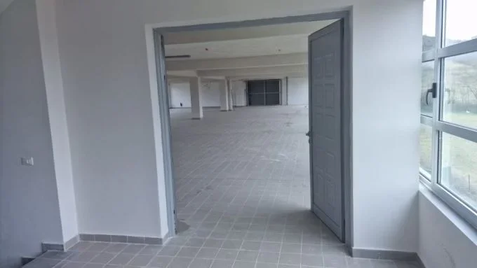 Tirane, jepet me qera magazine Kati 1, 720 m² 2.200 € (prush , vaqarr)