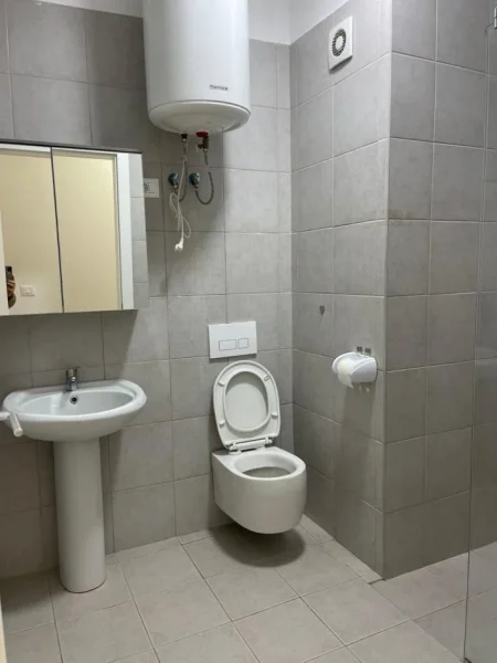 Tirane, jepet me qera apartament 2+1+Ballkon Kati 2, 98 m²