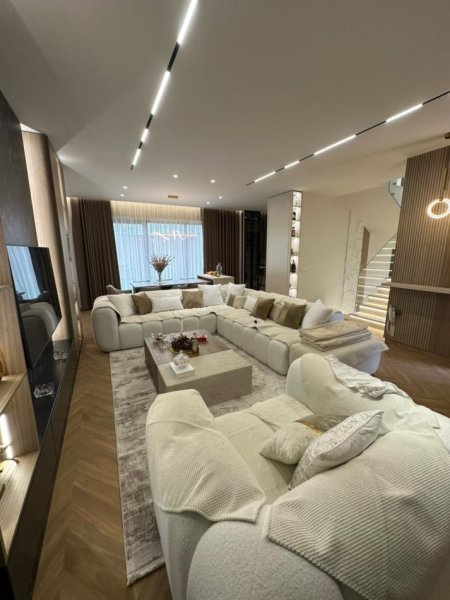 Tirane, shitet apartament 4+1+Ballkon , 225 m² (TEG)