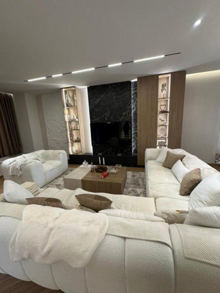 Tirane, shitet apartament 4+1+Ballkon , 225 m² (TEG)