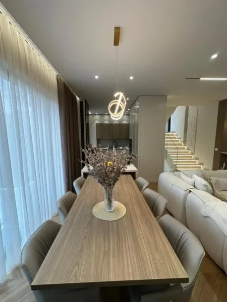 Tirane, shitet apartament 4+1+Ballkon , 225 m² (TEG)