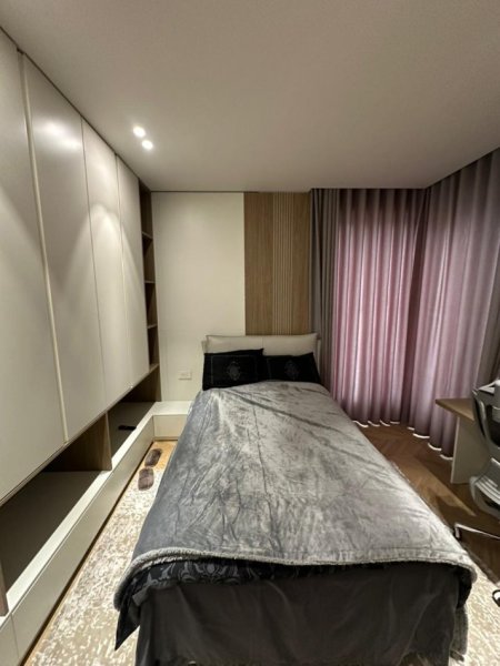 Tirane, shitet apartament 4+1+Ballkon , 225 m² (TEG)