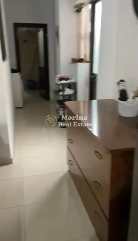 Tirane, jepet me qera shtepi 1+1 Kati 1, 50 m² 300 € (Rruga 5 Maji)