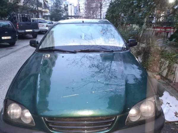 Tirane, shes makine Toyota Avensis / Benzin+Gaz,1000 euro i diskutueshem
