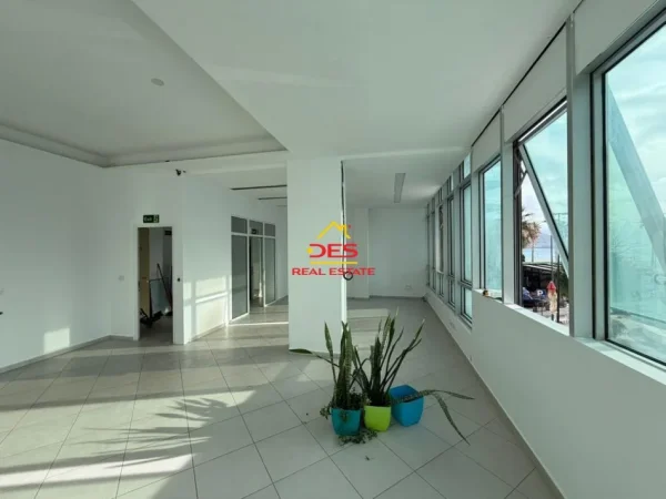 Vlore, jepet me qera ambjent biznesi Kati 2, 100 m² 1.000 € (Lungomare)