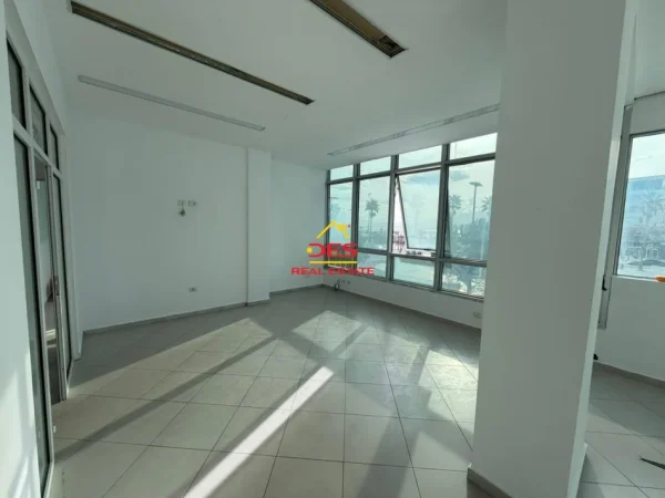 Vlore, jepet me qera ambjent biznesi Kati 2, 100 m² 1.000 € (Lungomare)
