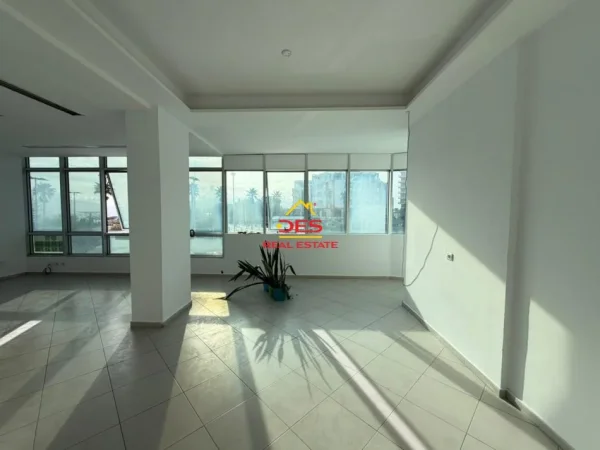Vlore, jepet me qera ambjent biznesi Kati 2, 100 m² 1.000 € (Lungomare)