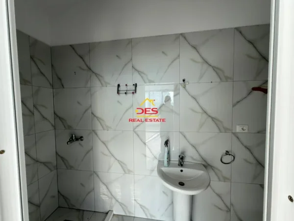 Vlore, jepet me qera ambjent biznesi Kati 2, 100 m² 1.000 € (Lungomare)