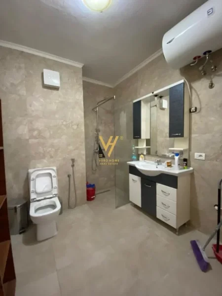 Tirane, jepet me qera ambjent biznesi Kati 11, 143 m² 1.500 € (ISH EKSPOZITA)