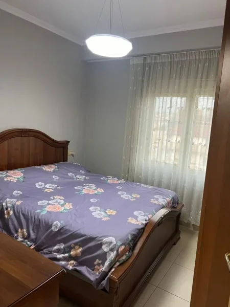 Tirane, jepet me qera apartament 2+1+Ballkon Kati 5, 95 m² 500 € 