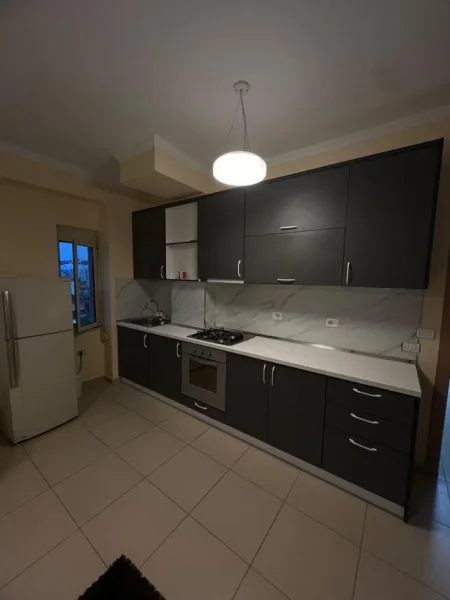 Tirane, jepet me qera apartament 2+1+Ballkon Kati 5, 95 m² 500 € 