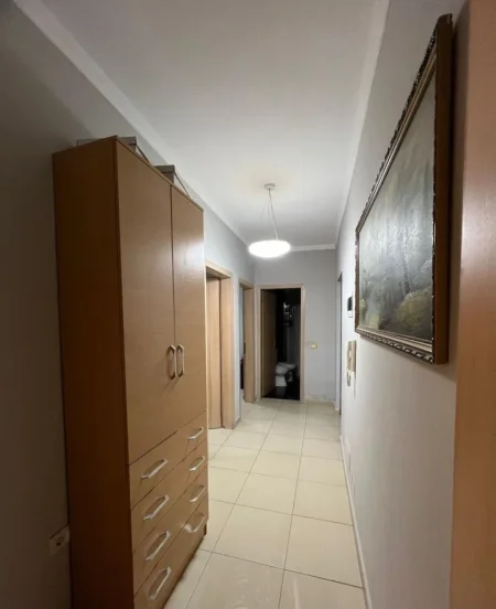 Tirane, jepet me qera apartament 2+1+Ballkon Kati 5, 95 m² 500 € 