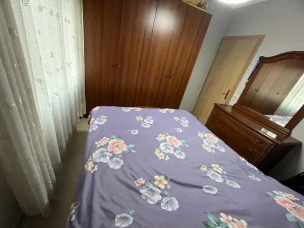 Tirane, jepet me qera apartament 2+1+Ballkon Kati 5, 95 m² 500 € 